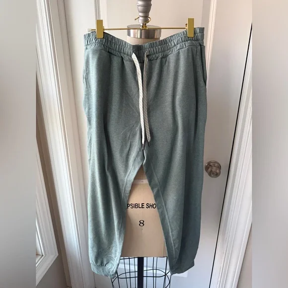 Vuori Women’s Performance Joggers - Picture 5 of 9